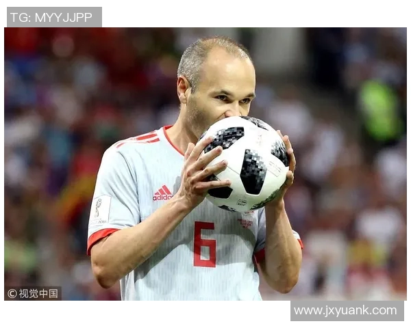 外国足球明星在颁奖典礼上被热情粉丝亲吻引发热议与关注