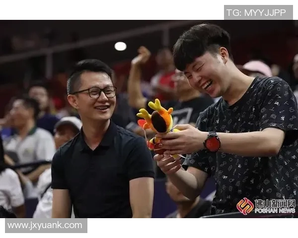 足球明星主播抽奖瞬间激动大叫引发全场热烈欢呼和掌声